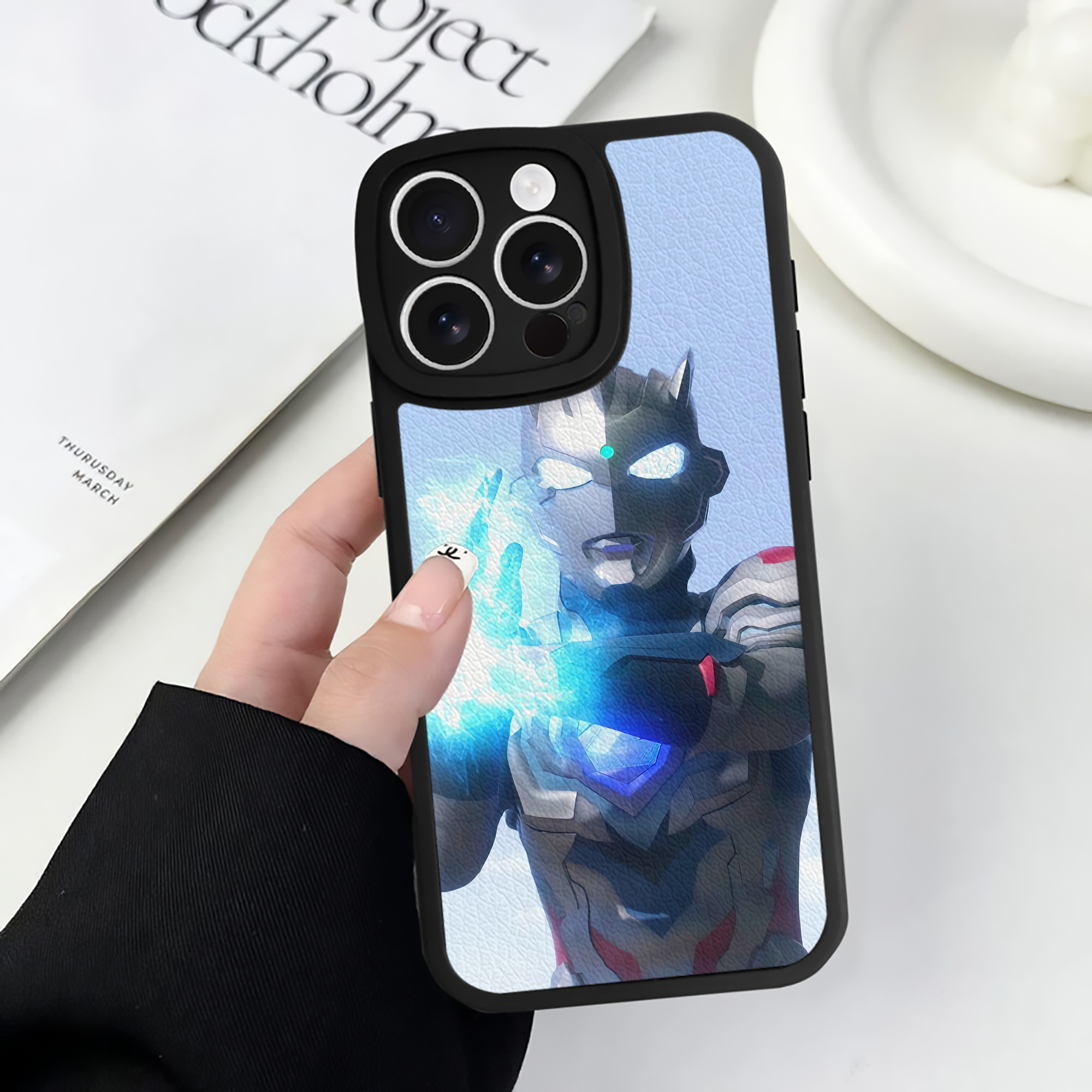 （画像用） ウルトラマン Ultraman 【iPhone 16シリーズ対応】シリコンスマホケース（レザー調） 材質：シリコン